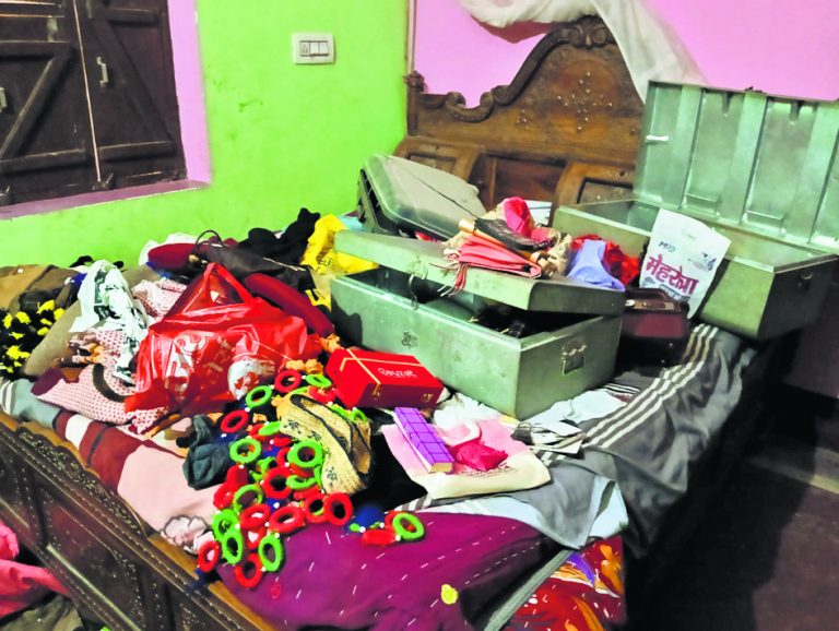 पूर्व मुखिया समेत दो घरों से लाखों की चोरी