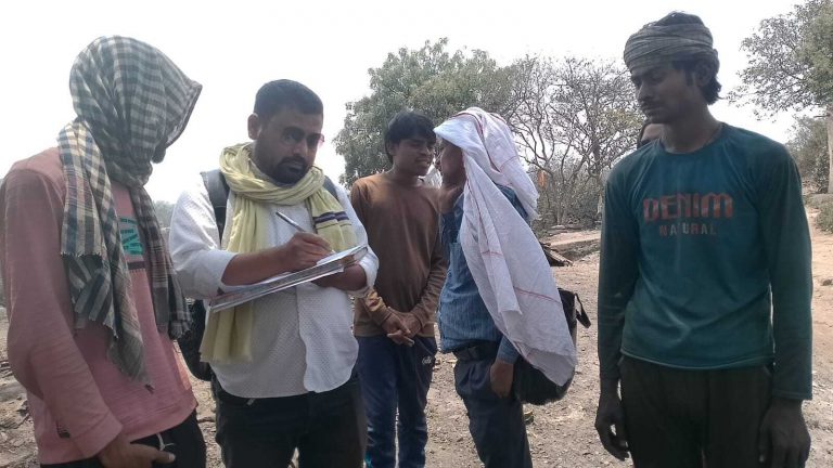 अंचल कार्यालय की टीम ने डेंजर जोन के लोगों का दर्द जाना