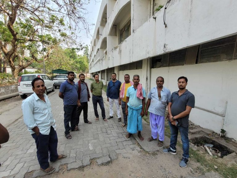 स्मार्ट मीटर लगा रहे कर्मियों ने शिक्षक को थमा दिया नंगा तार, करंट लग कर मौत