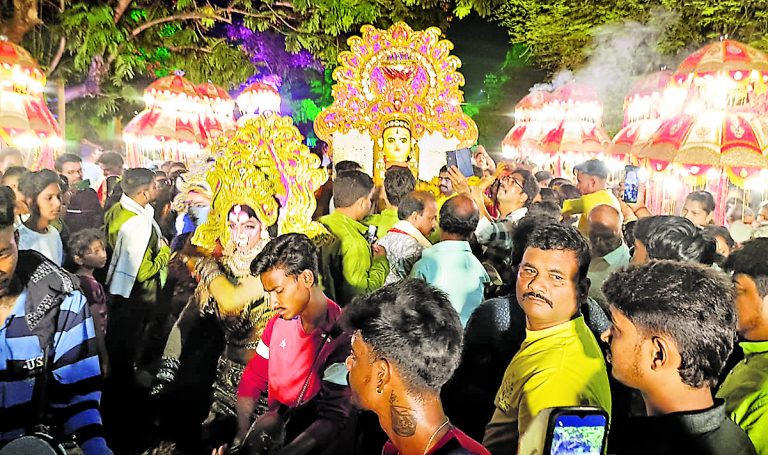 बंडामुंडा : बैंड-बाजा के साथ निकली विसर्जन शोभायात्रा, माता मुथ्यालम्मा की पूजा का हुआ समापन