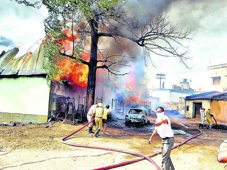 रानीगंज में डेकोरेटर के गोदाम में लगी भयावह आग, मुंगेरी खटाल के पांच घर भी जले