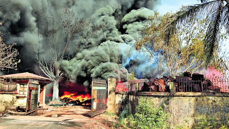 बीएसएनएल के स्टेट गोदाम में लगी भीषण आग, करोड़ों के सामान खाक
