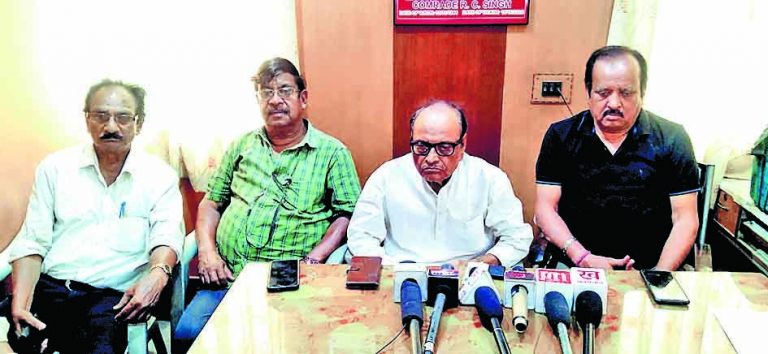 यूनियन नेताओं की प्रेस मीट से मुश्किल में तृणमूल