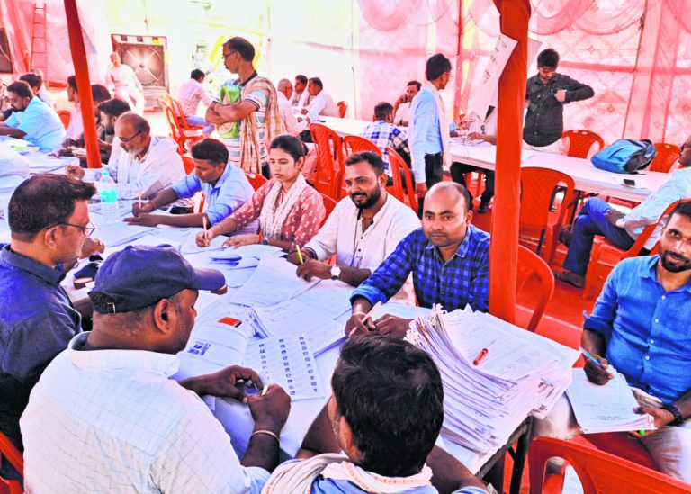 विखंडन के दौरान विलोपित नामों को हटाकर मतदाता सूची को किया जा रहा अपडेट