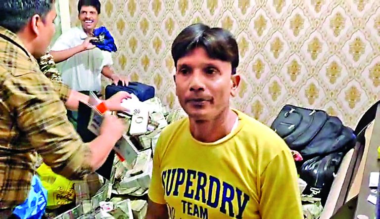 मंत्री आलमगीर के पीएस, सहायक जहांगीर व बिल्डर के ठिकानों से मिले 35,23,00,000 रुपये