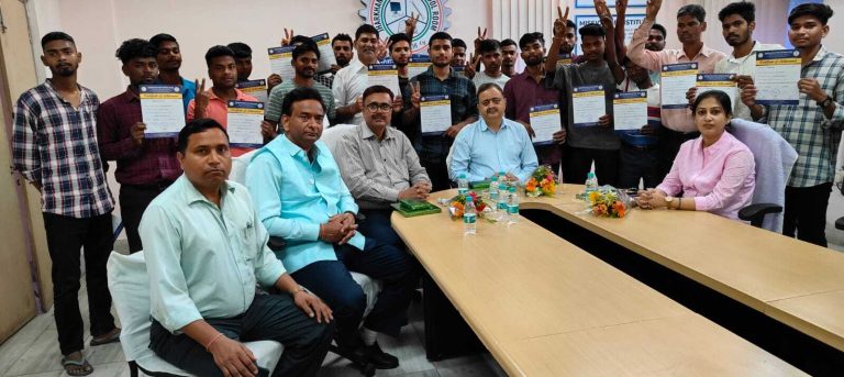 उषा मार्टिन ने कराया 30 युवकों को इलेक्ट्रिशियन व सोलर पैनल का प्रशिक्षण