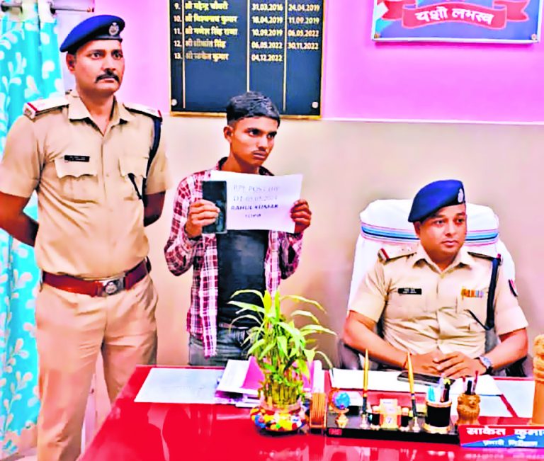 युवती से मोबाइल झपट कर भाग रहा बदमाश धराया