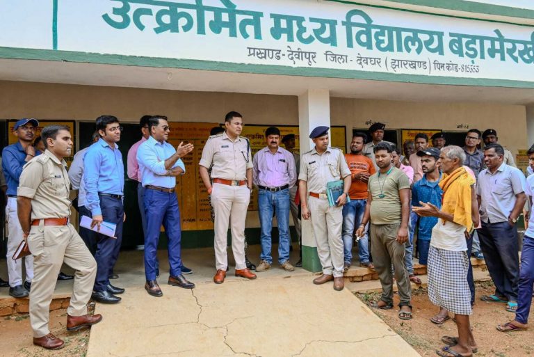 डीसी व एसपी ने विभिन्न प्रखंडों में वलनरेबल और क्रिटिकल बूथों का लिया जायजा