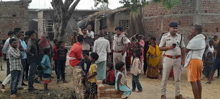 छापेमारी के दौरान ग्रामीण का फटा सिर, भीड़ ने पुलिस टीम को खदेड़ा