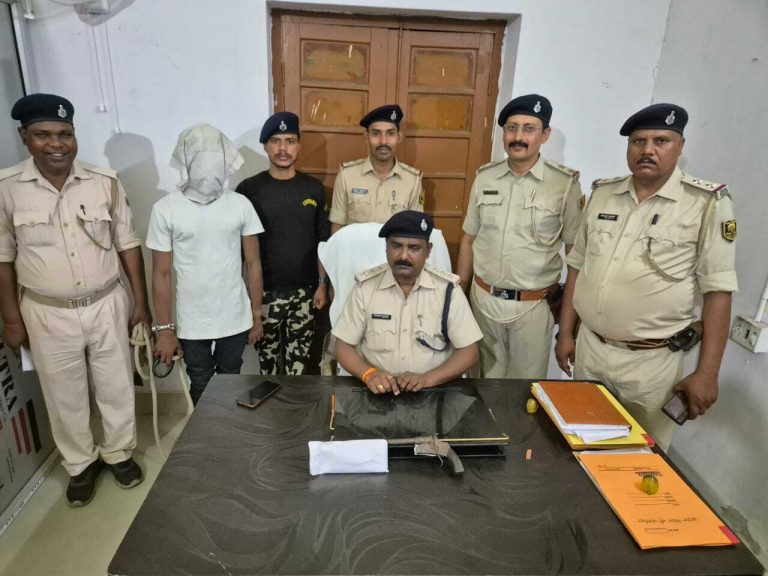 हथियार के साथ घूमता अभियुक्त गिरफ्तार, नशे के सामान भी मिले
