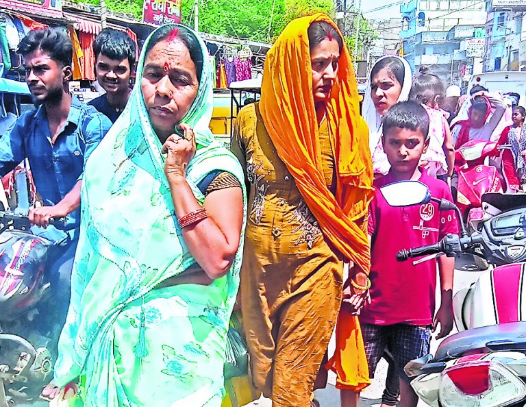 तापमान में गिरावट से मौसम हुआ सुहाना, गर्मी से राहत
