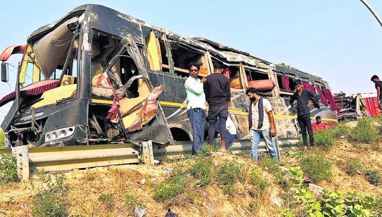 सीवान से दिल्ली जा रही बस कन्नौज में पलटी, दो की मौत, 30 यात्री घायल
