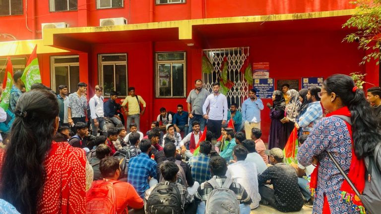 इंटर की पढ़ाई शुरू करने को लेकर रांची विवि मुख्यालय में की गयी तालाबंदी