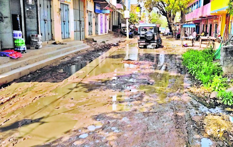 नगर क्षेत्र से गुजरने वाली अधिकांश सड़क हो चुकी है जर्जर, निर्माण के साथ बढ़ेगा व्यापार