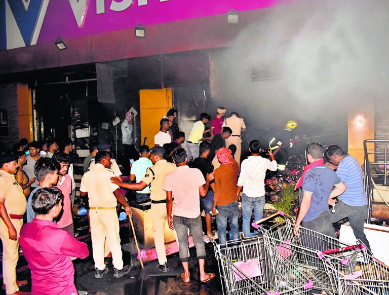 विशाल मेगा मार्ट में शाॅर्ट-सर्किट से लगी आग, एक करोड़ की नुकसान