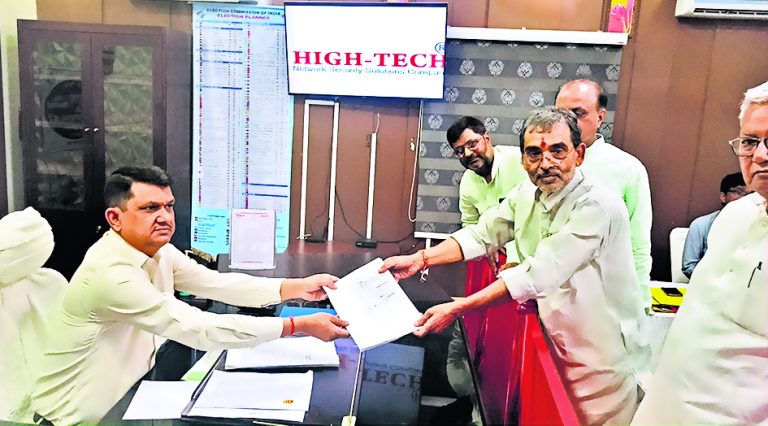 काराकाट : उपेंद्र कुशवाहा सहित छह लोगों ने किया नामांकन
