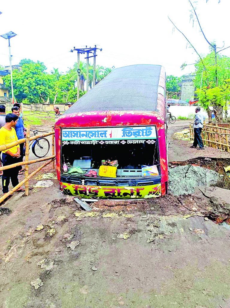 बारातियों को लेकर आयी मिनी बस दुर्घटनाग्रस्त