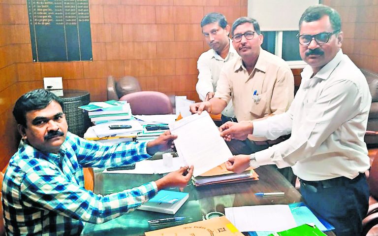 स्पीकर के खिलाफ भाजपा पहुंची चुनाव आयोग