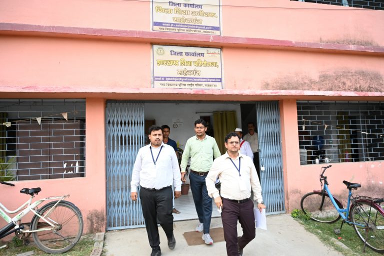 डीसी ने शहरी क्षेत्र के विभिन्न मतदान केंद्रों का किया निरीक्षण