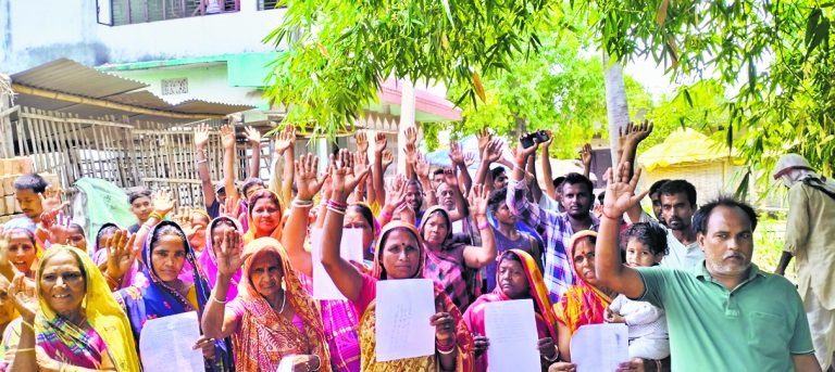 बिजली नहीं तो वोट नहीं का नारा लगाते हुए ग्रामीणों ने किया प्रदर्शन