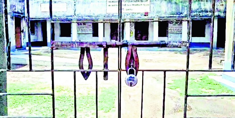 मतदान केंद्र में लोगों ने जड़ा ताला, साढ़े चार बजे तक सामान लदा रहा गाड़ी में ही