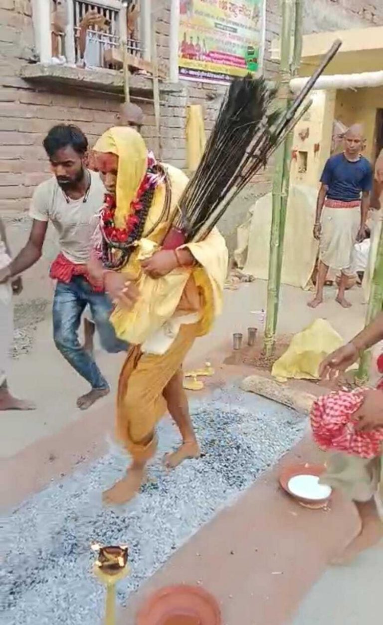 अंगारों पर नंगे पांव चलकर भक्तों ने दी आस्था की परीक्षा