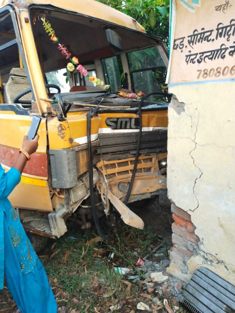 स्कूली बस ने मारी ठोकर, कई बच्चे घायल