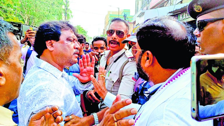 WB News : भाजपा विधायक पर वोटरों को प्रभावित करने का आरोप