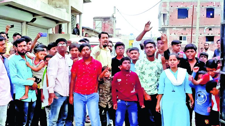 वामो उम्मीदवार जहांआरा खान  के खिलाफ लगे गो बैक के नारे