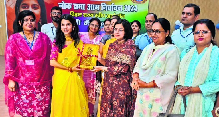 अपने अधिकारों का हम सम्मान करें चलो सब मिल कर मतदान करें…