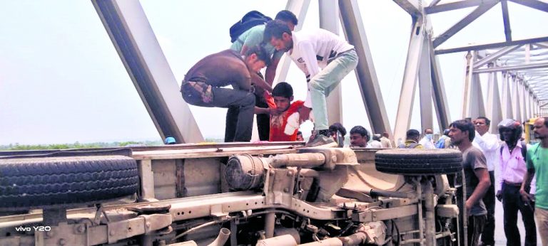 गांधी सेतु पर पिकअप वैन पलटा, लगा भीषण जाम