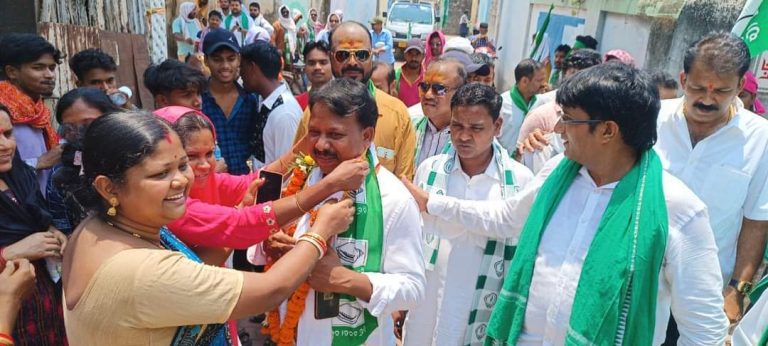 राजगांगपुर : बीजद प्रत्याशी मुख्यमंत्री की साफ छवि व विकास के नाम पर मांग रहे वोट