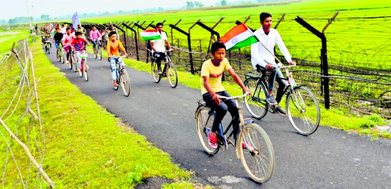 पर्यावरण की रक्षा को ले बीएसएफ जवानों ने निकाली साइकिल रैलीफोटो 2, 3 रैली में शामिल बीएसएफ के पदाधिकारी, कर्मी व ग्रामीण