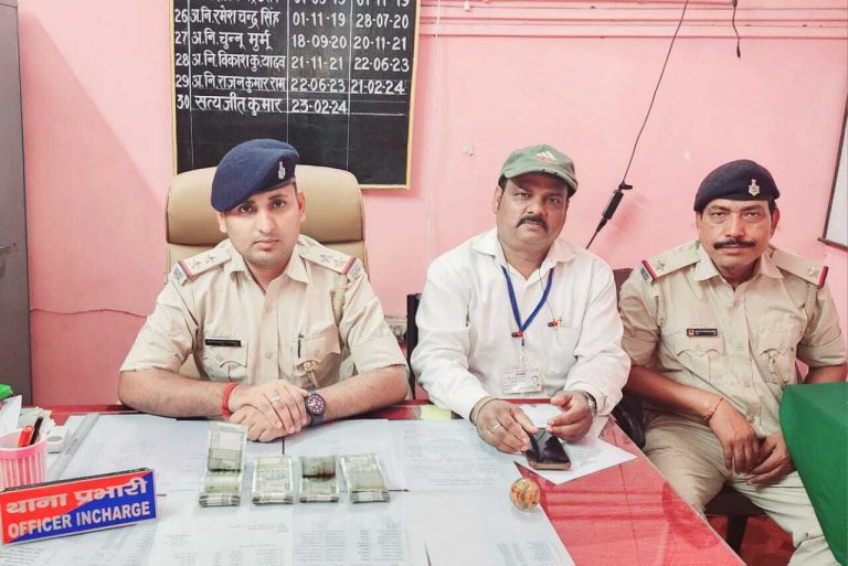 – सेंद्रा चेकपोस्ट में कार से 1.95 लाख रुपये जब्त