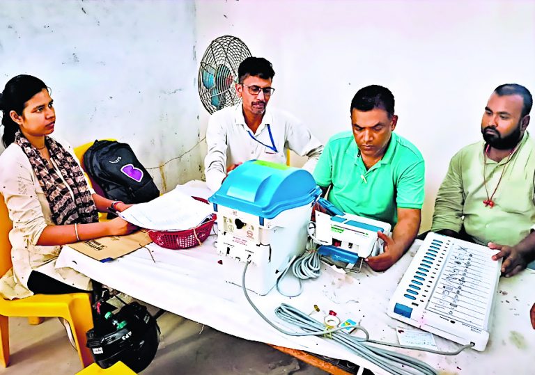 हाजीपुर लोकसभा क्षेत्र के छह केंद्रों पर चल रहा इवीएम कमिशनिंग का कार्य