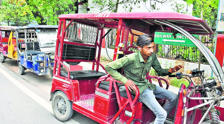 शहर में बिना लाइसेंस किशोर खुलेआम चला रहे ई-रिक्शा, परमिट से तीन गुना ज्यादा चले रहे ऑटो