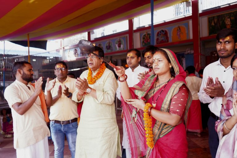 छत्तीसगढ़ की मंत्री  लक्ष्मी रजवाड़े ने फौजदारी बाबा की पूजा अर्चना की