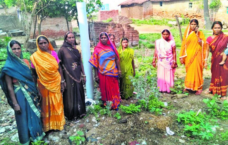 बोरिंग होने के आठ साल बाद भी नहीं नल से पानी की नहीं हुई सप्लाइ