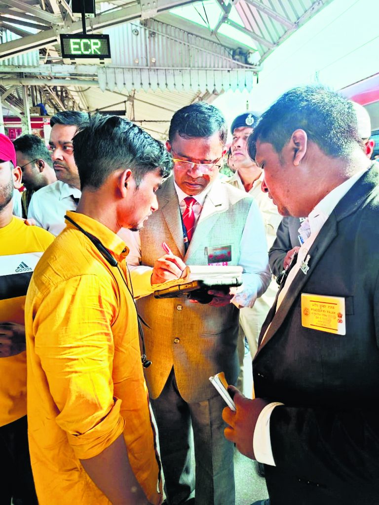 पूर्व मध्य रेल प्रशासन ने 44 दिनों में बिना टिकट यात्रा करने वालों से वसूल किया 31.55 रुपये का जुर्माना