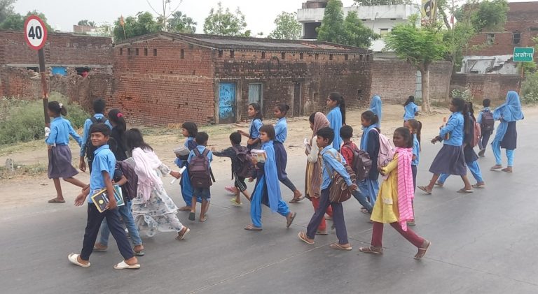 स्कूलों में लौटी रौनक, सुबह छह बजे से पहले ही पहुंच गये शिक्षक