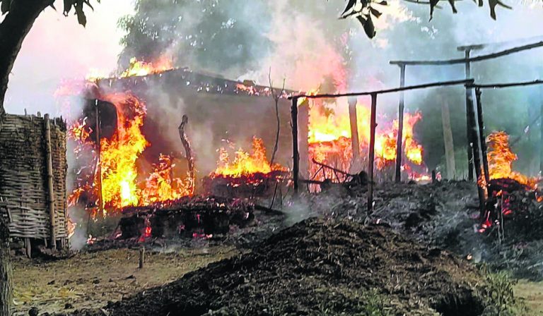 शॉर्ट सर्किट से लगी भीषण आग से डेढ़ दर्जन से अधिक घर राख