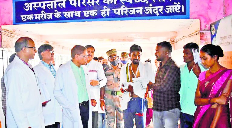 बिना चादर के बेड पर मरीजों का चल रहा था इलाज, मेट्रान को शो-कॉज
