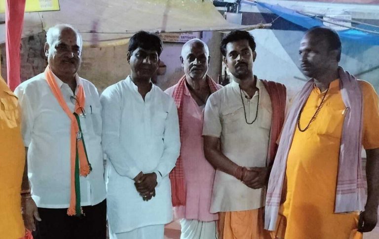 छत्तीसगढ़ भाजपा विधायक योगेश्वर राजू सिन्हा ने फौजदारी बाबा की पूजा अर्चना