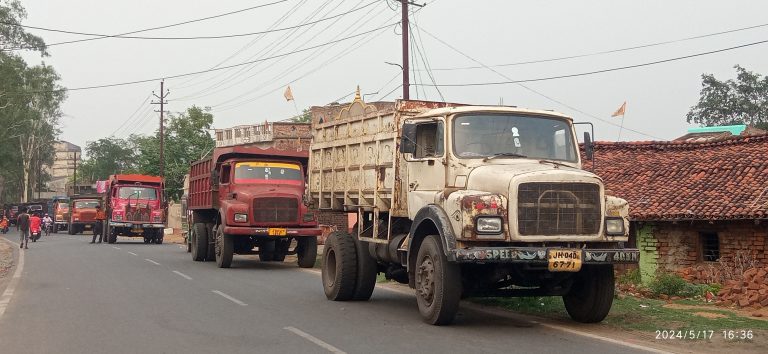 डंपर के धक्के से रांची की रहनेवाली स्कूटी सवार अध्यापिका की मौत, सड़क घटों जाम