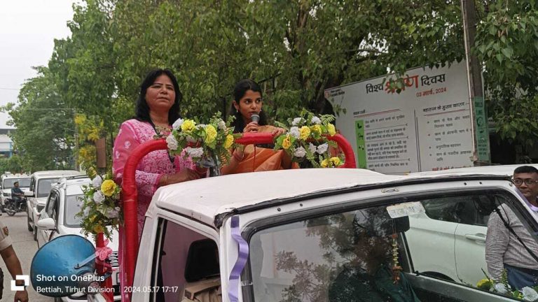 स्टेट आईकॉन मैथिली ठाकुर ने किया रोड शो