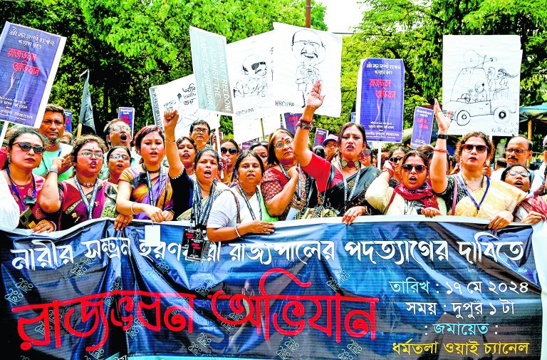 राज्यपाल पर लगे छेड़खानी के आरोप के खिलाफ तृणमूल कांग्रेस का प्रदर्शन