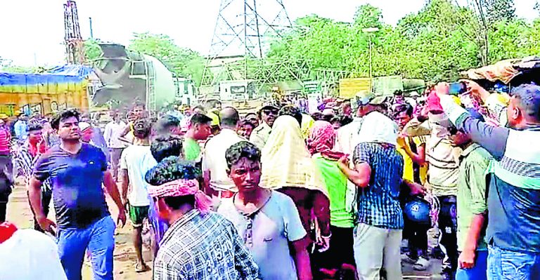 लोहा फैक्टरी में दीवार ढहने से दो श्रमिकों की मौत,हुआ हंगामा
