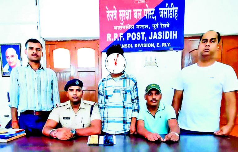 आरपीएफ ने मोबाइल चोर पकड़ा