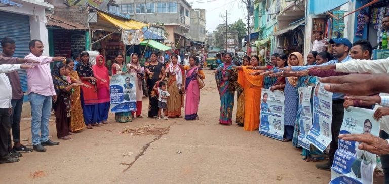 शृंखला बनाकर लोगों को मतदान के लिए किया जागरूक