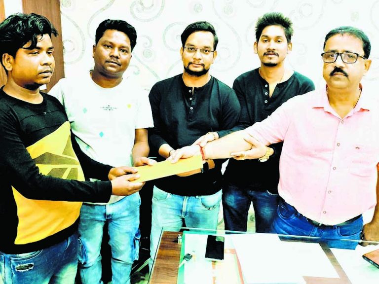 हृदय रोग से पीड़ित किशोर को एकता वेलफेयर सोसाइटी की आर्थिक मदद
